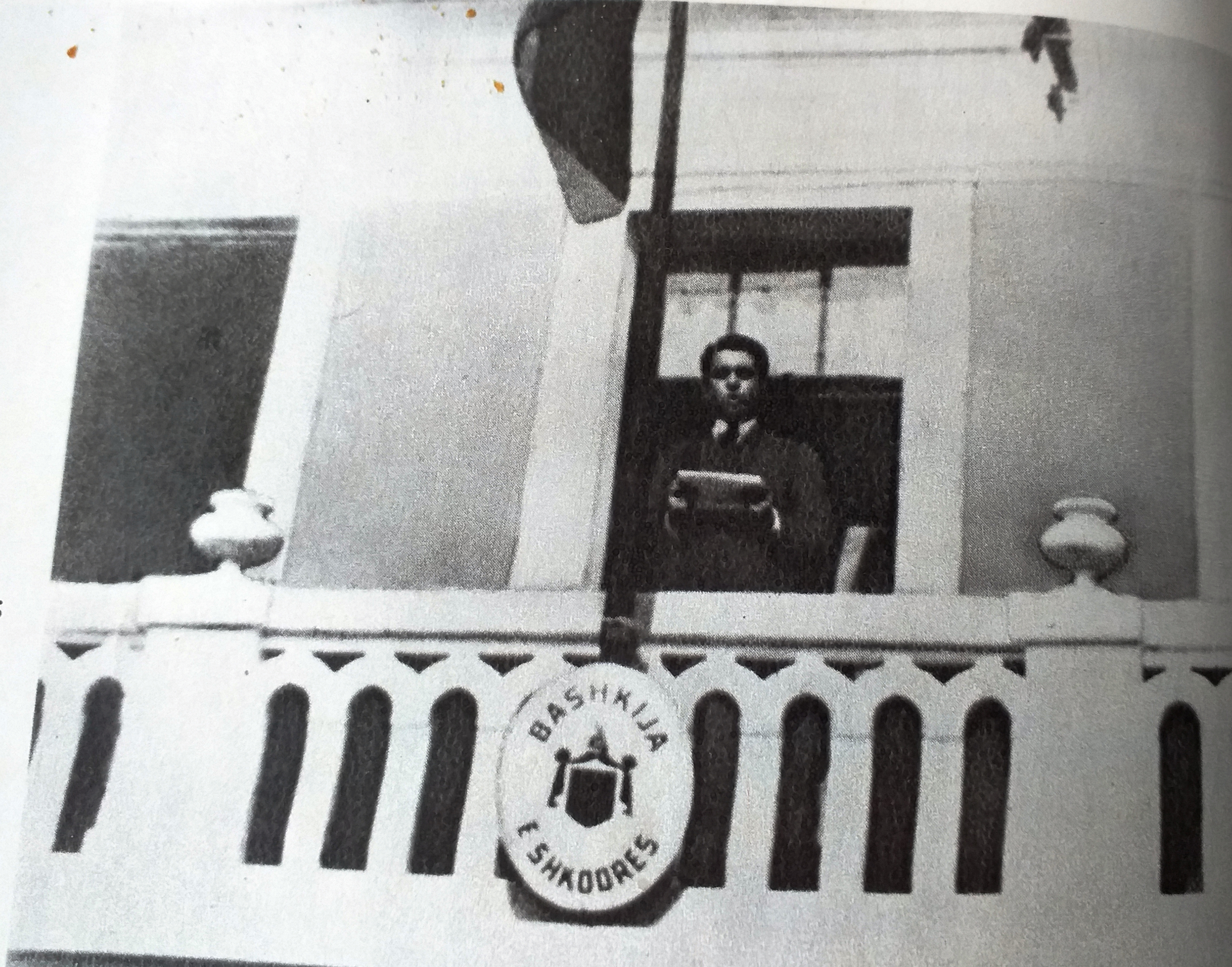 Enver Hoxha në ballkonin e Bashkisë së Shkodrës foto e manipuluar pasi ka fshirë të tjerët