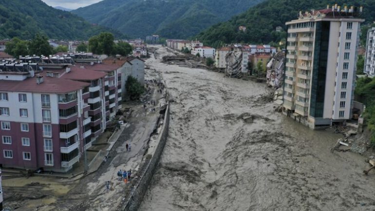 Katër viktima nga përmbytjet në Turqi - Gazeta Shqiptare Online