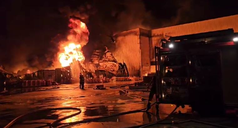 Zjarri shkrumboi fabrikën e bojrave në Maminas/ Reagon policia, tregon nëse kishte punëtorë brenda saj