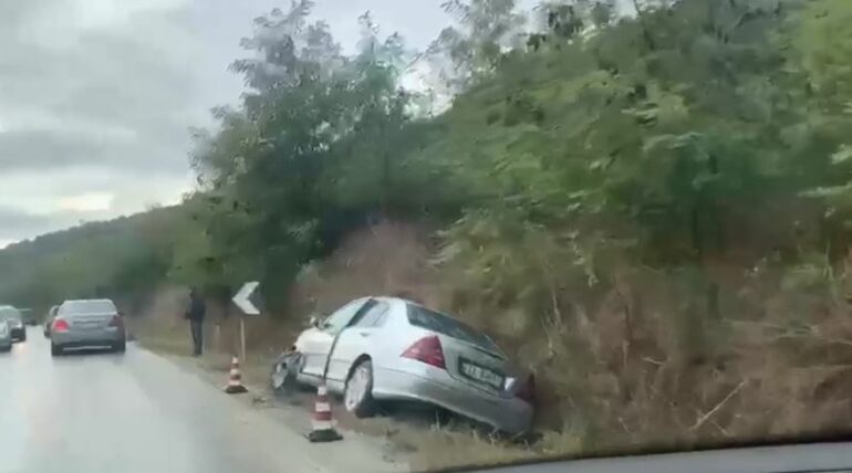 Aksident Në Aksin Fier Levan Përplasen Dy Makina Njëra Prej Tyre Përfundon Në Pjesën Anësore