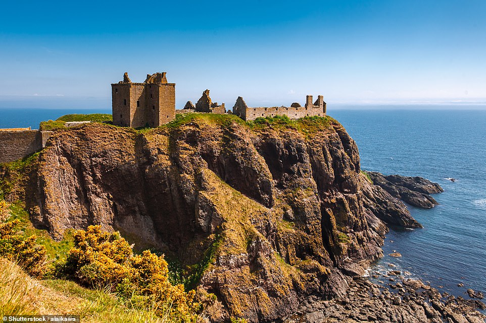 4419348-6185345-The_dramatic_ruined_Dunnottar_Castle_in_Stonehaven_Scotland_does-a-76_1537966479813