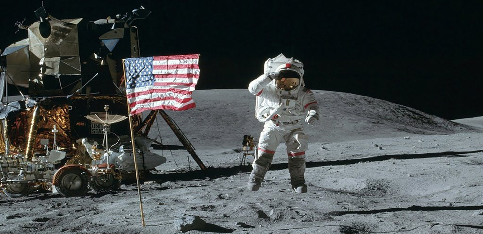 Nw Hwnw, nga astronautwt e Apollo 11 vendoset flamuri amerikan