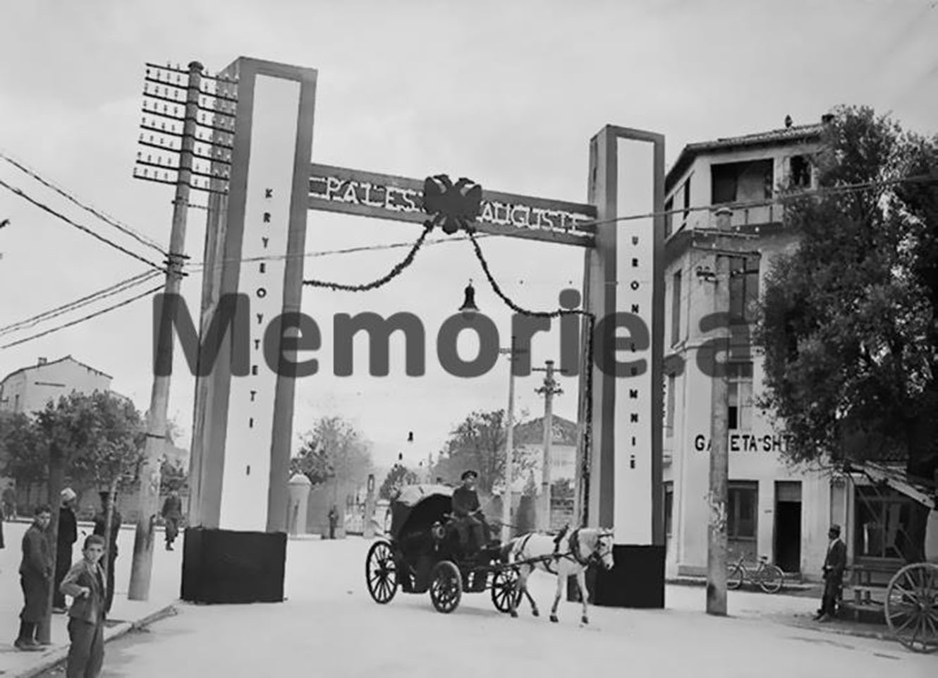 Tiranë-1938.-Dasma-e-Zogut.-Kryeqyteti-i-uron-lumni-Palës-Auguste-ne-porte