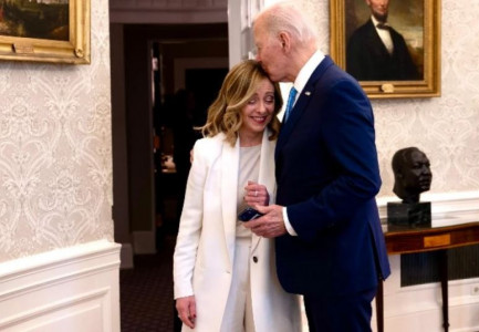 VIDEO/ Presidenti Biden puth në kokë kryeministren Meloni gjatë një takimi në Shtëpinë e Bardhë