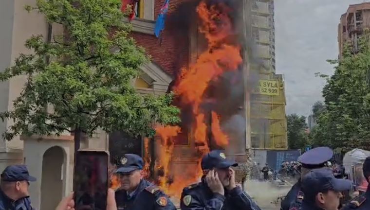 Përshkallëzohen tensionet te protesta, zjarr te Bashkia e Tiranës