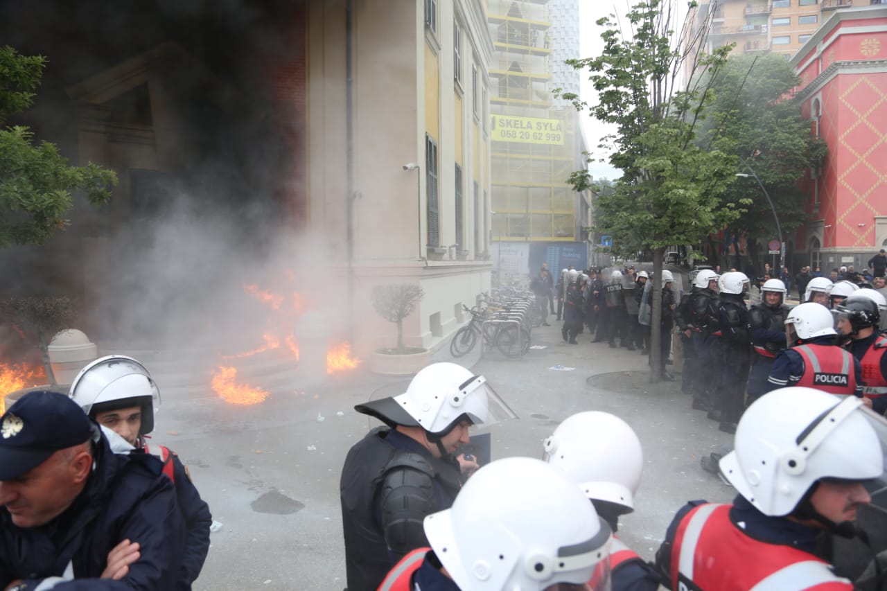 Protesta para Bashkisë së Tiranës, Ambasada e Britanisë: Përdorimi i molotovit nuk ka vend në demokraci! Konfliktet të zgjidhen pa dhunë