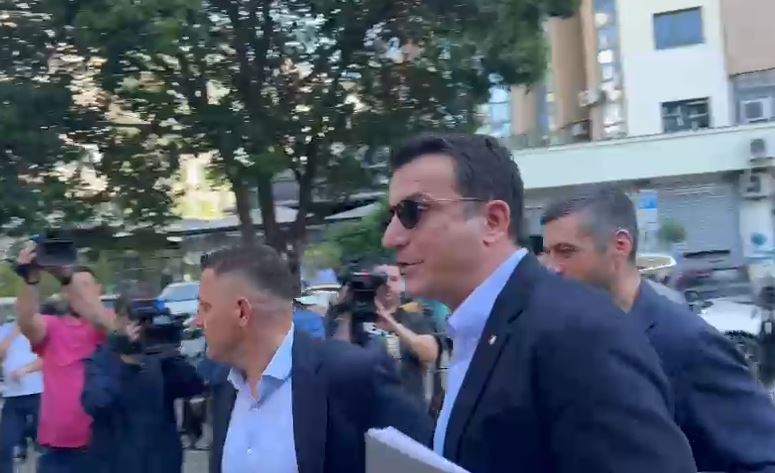Kryebashkiaku i Tiranës Erion Veliaj paraqitet në SPAK: Kryebashkiaku i Tiranës Erion Veliaj paraqitet në SPAK, përplaset me përfaqësuesit e opozitës: Kërkoja Fahriut me 100 mijë euro makinë