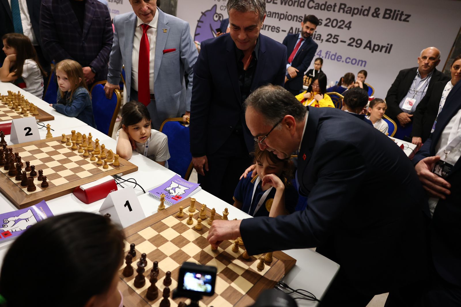 Kampionati Ndërkombëtar i shahut në Durrës, presidenti Bajram Begaj bën lëvizjen e parë: Shqipëria ka shahistët e saj që krenohet ndëkombëtarisht, emra të mëdhenj