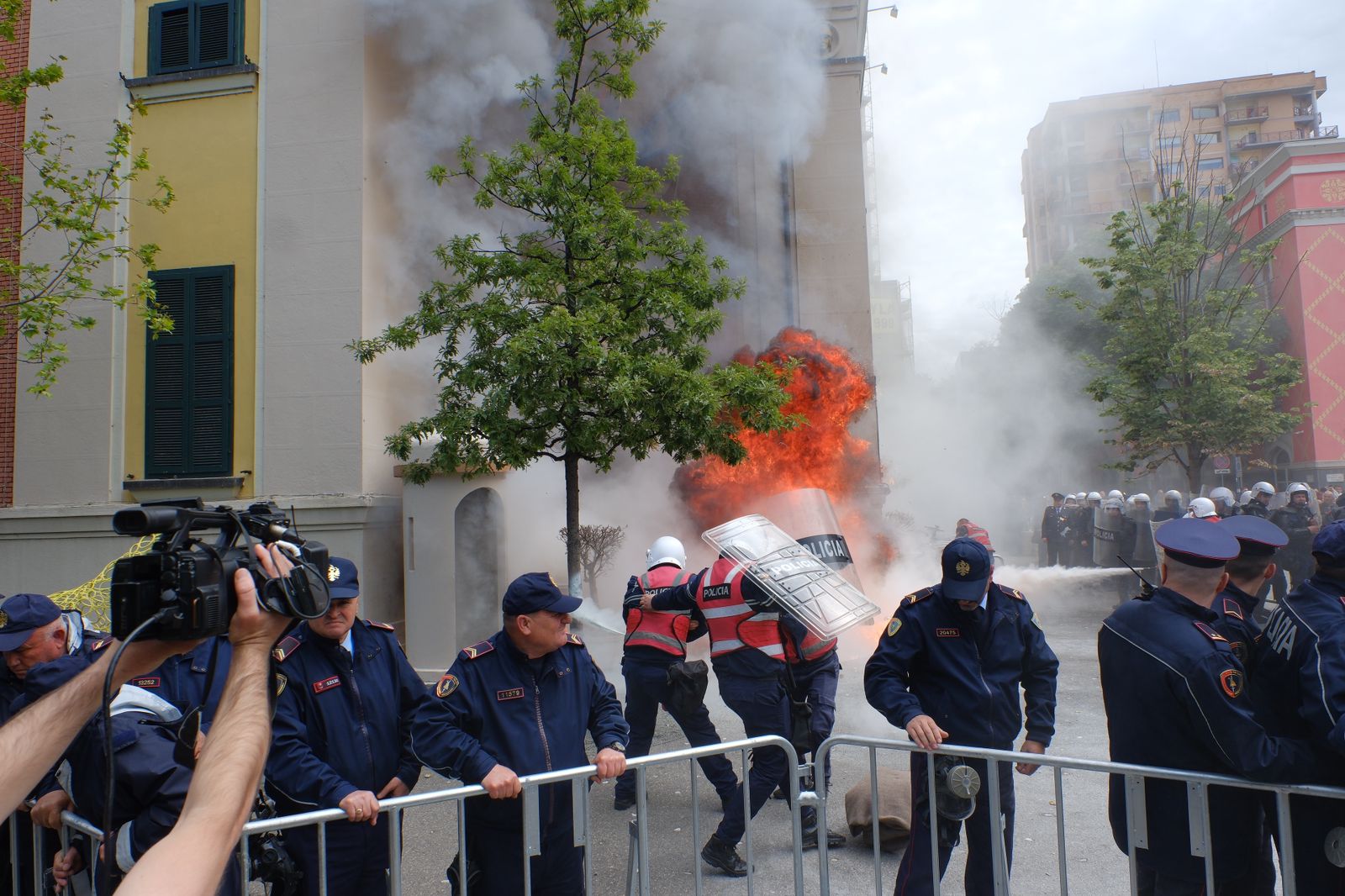 EMRAT/ Po shkonin para Bashkisë së Tiranës, arrestohet dy persona. Hodhën molotov në protestën e parë