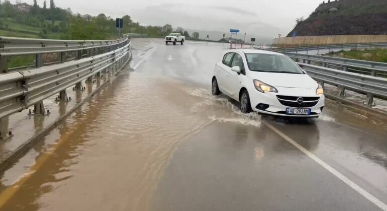 Reshjet e shiut shkaktojnë problemet e para, përmbytet Rruga e Arbrit 