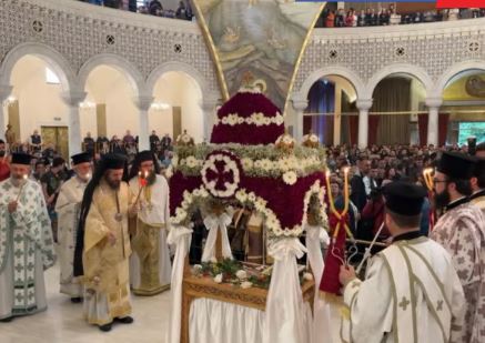 E premtja e zezë/ Besimtarët ortodoksë mbajnë shërbesën për Epitafin, të dielën festohet Pashka