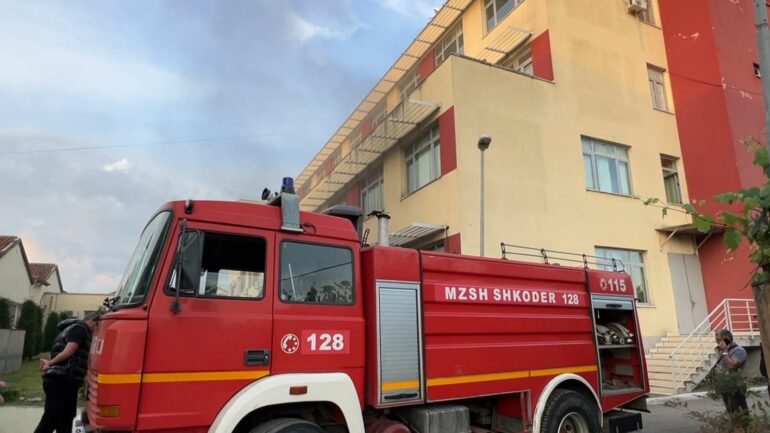 Përfshihet nga zjarri Spitali Rajonal i Shkodrës, krijohet panik tek pacientët. Ja si paraqitet gjendja... - Gazeta Shqiptare Online